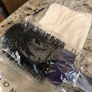 Monat hairbrush and bag